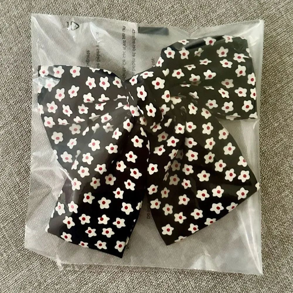 Daisy Print Bow Barrette - Picture 2 of 4